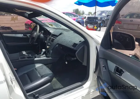 2009 Mercedes-Benz C 300 Luxury 4Matic/Sport 4Matic z USA, uszkodzony, nr VIN WDDGF81XX9F204828